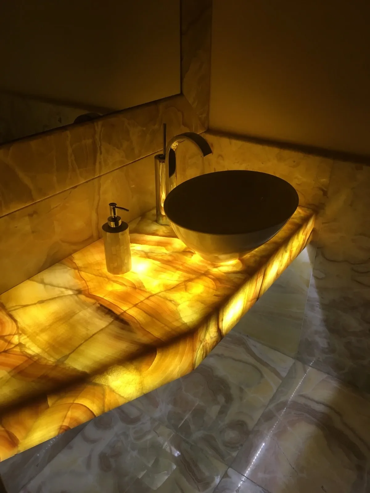 Hinterleuchteter Waschtisch aus goldenem Onyx mit Aufsatzbecken