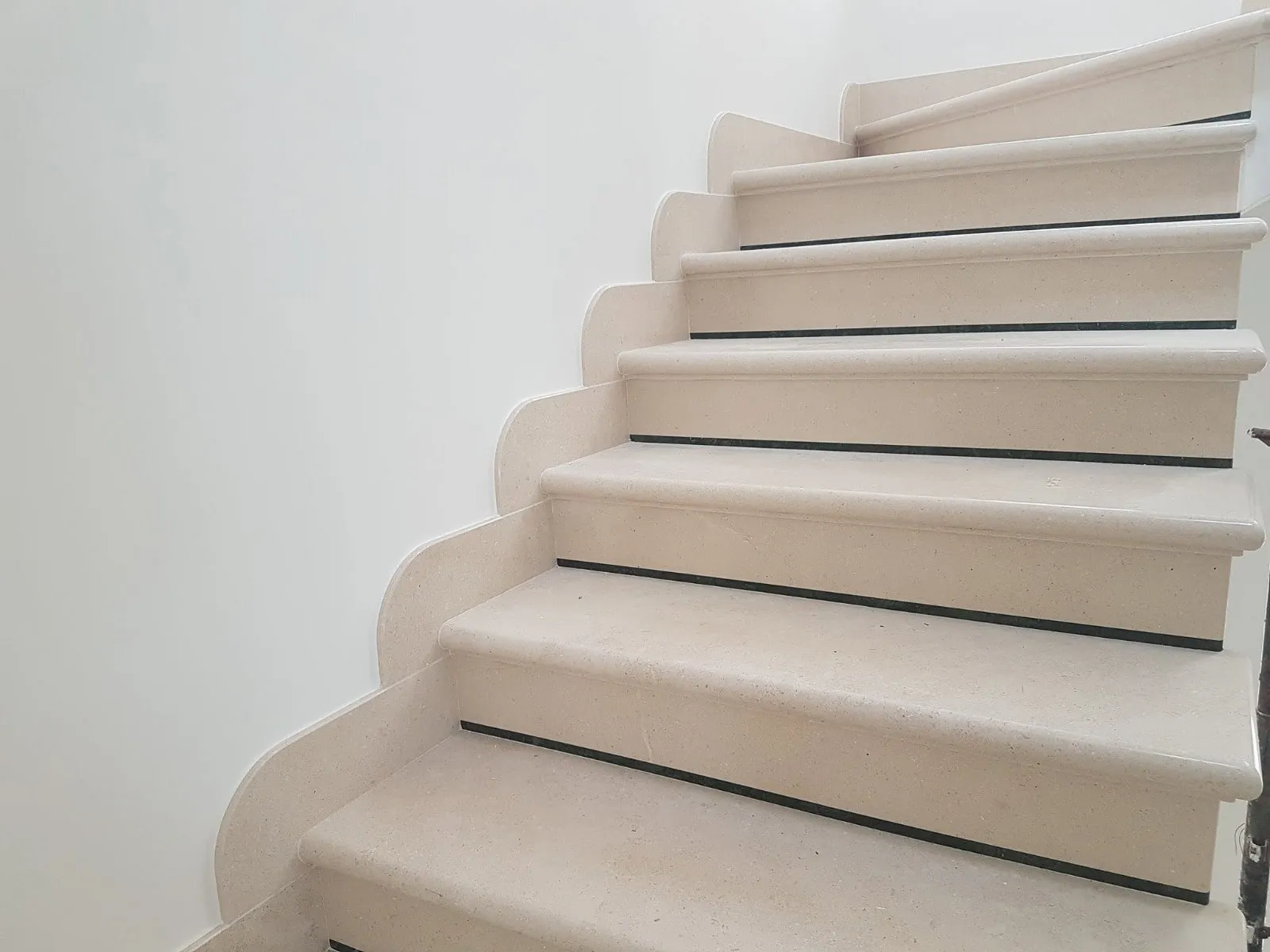 Treppe aus Kalkstein mit profilierten Trittstufen