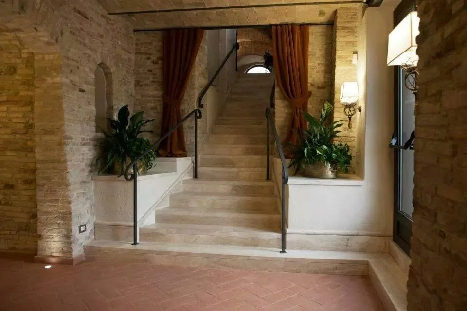 Treppe aus Travertin in einem Innenraum mit Ziegelgewölben