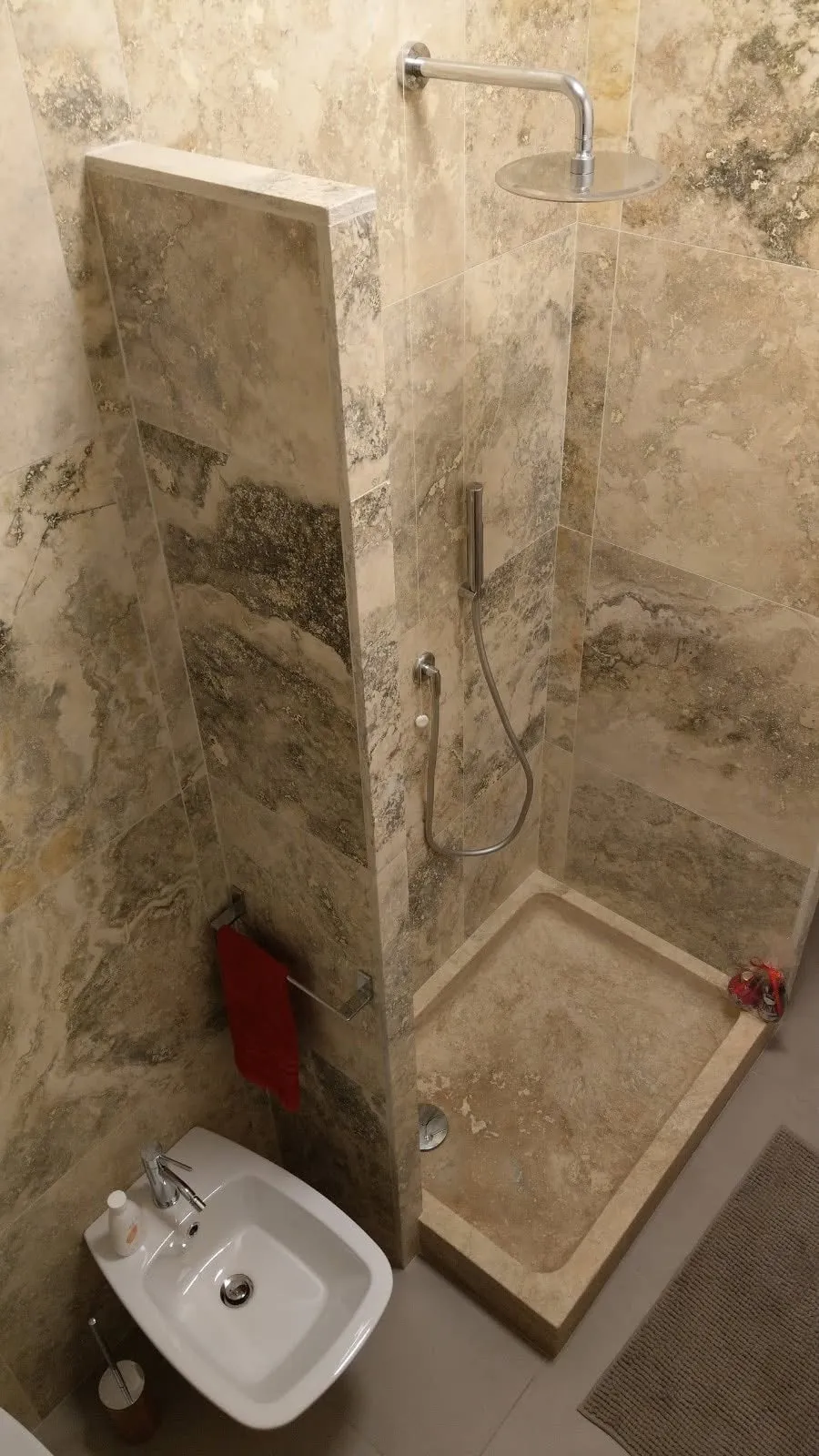 Walk-in shower in Travertino Romano
