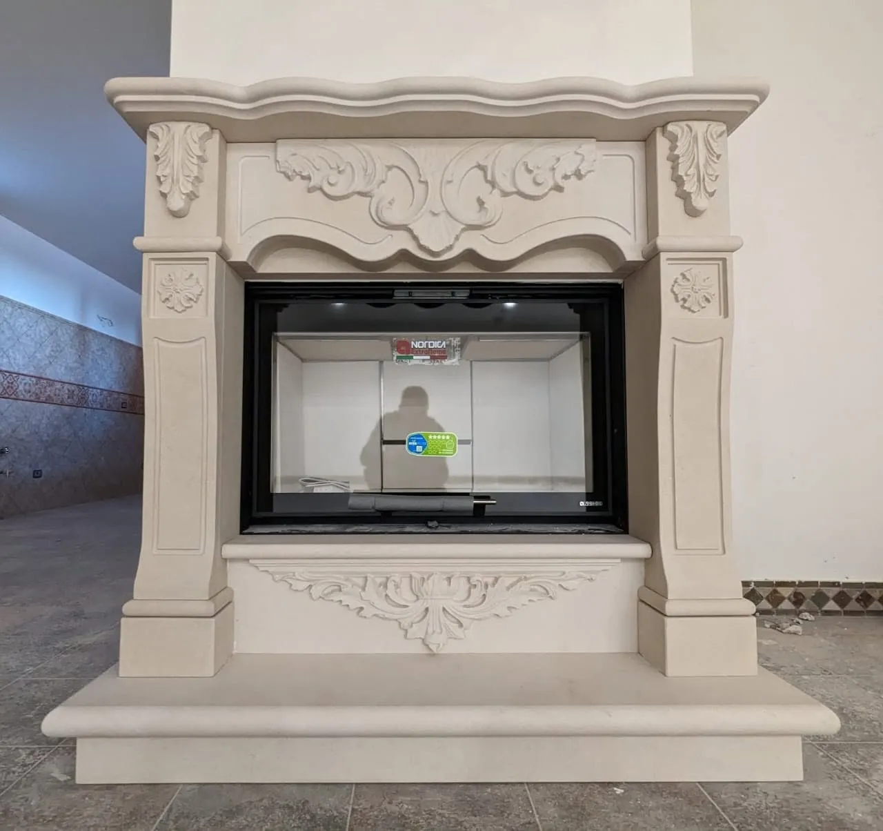 Gemeißelter Kamin aus Kalkstein, Frontansicht