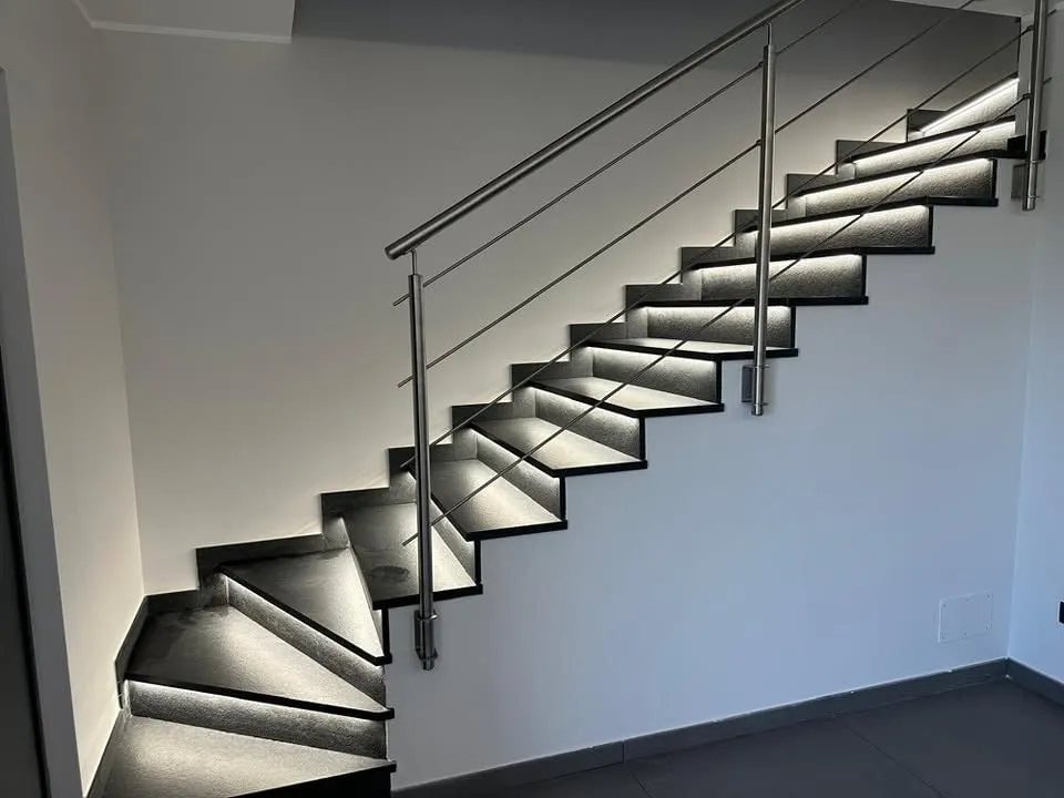 Escalier aux marches éclairées et garde-corps en acier