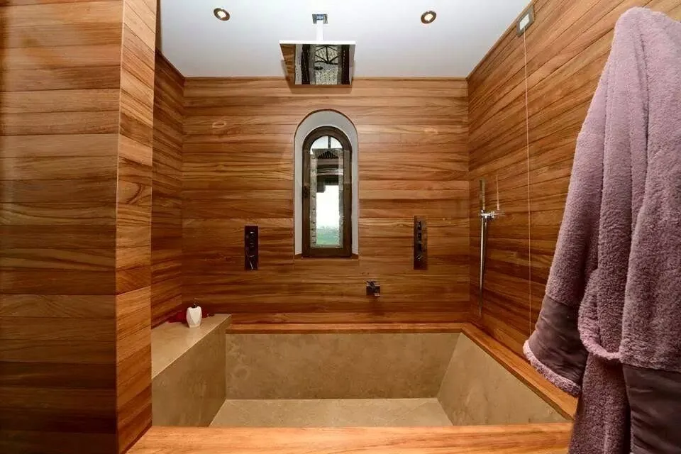 Bad in Teak mit Steinwanne und Dusche