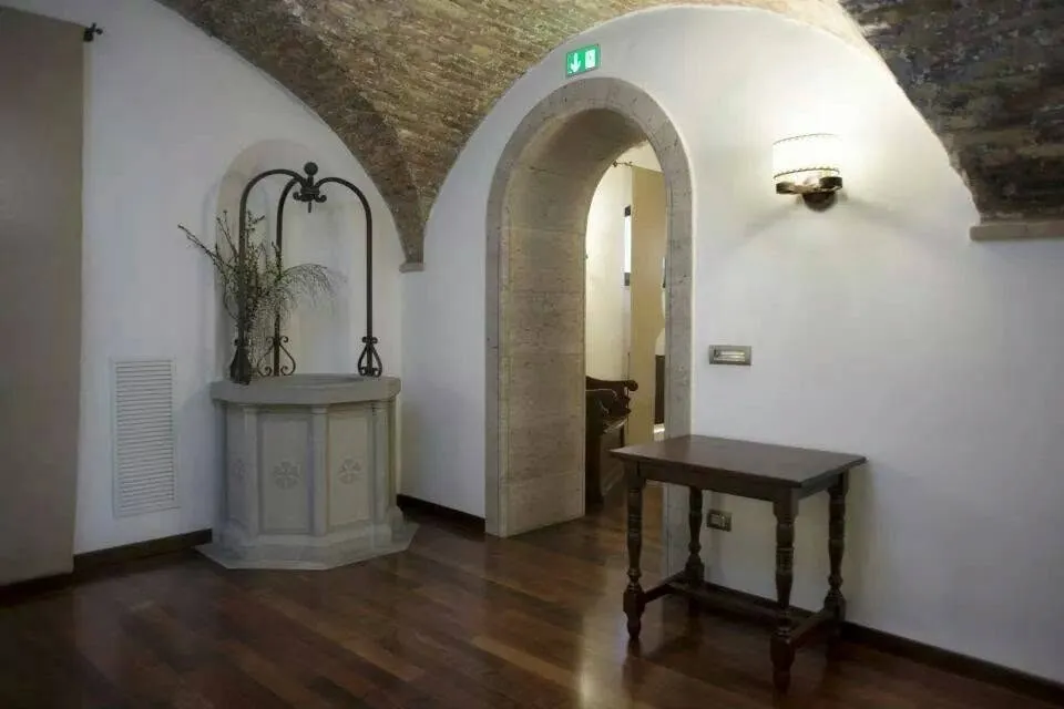 Arco in pietra restaurato sotto la volta