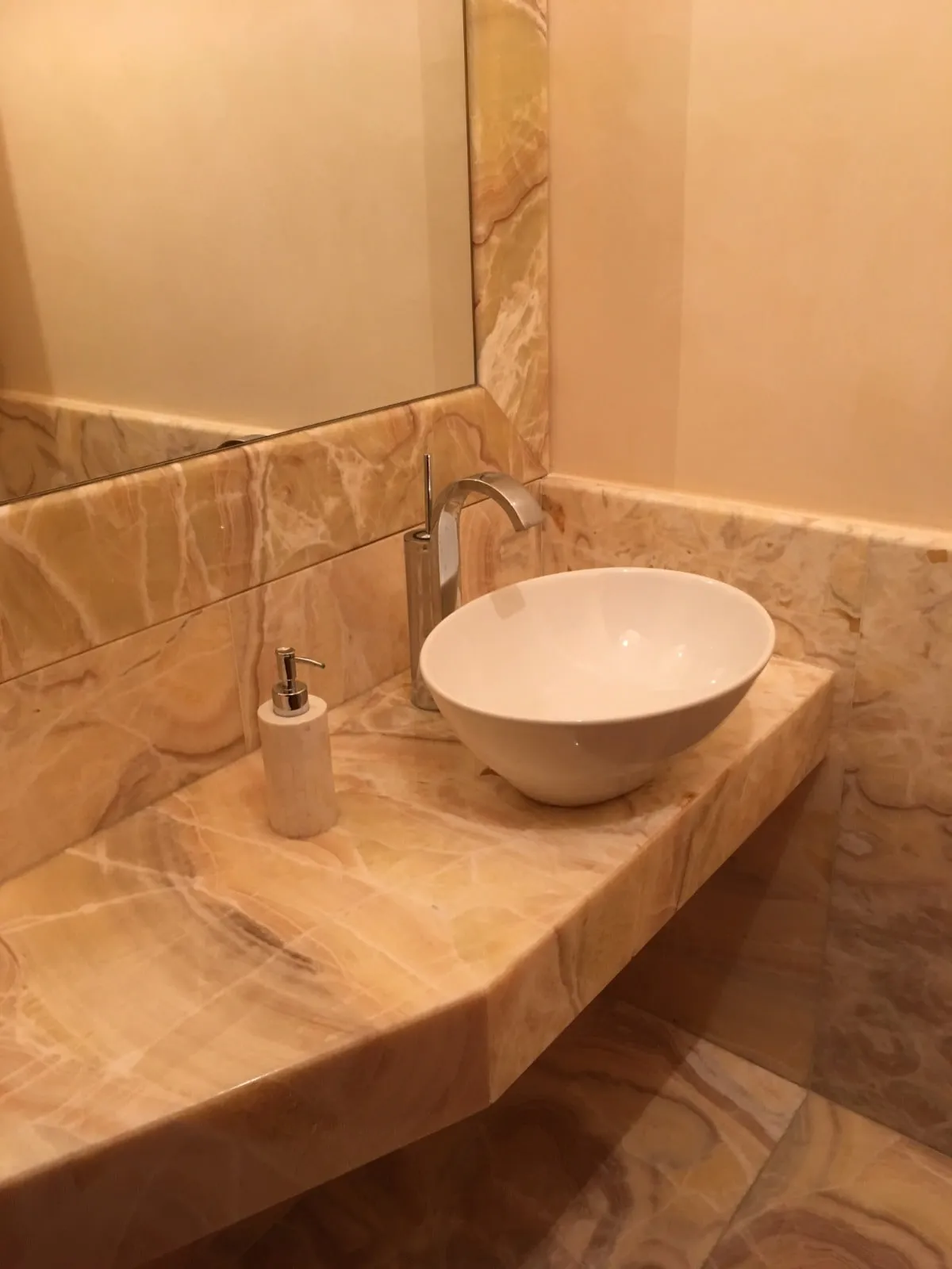 Meuble vasque en onyx doré, lumières éteintes