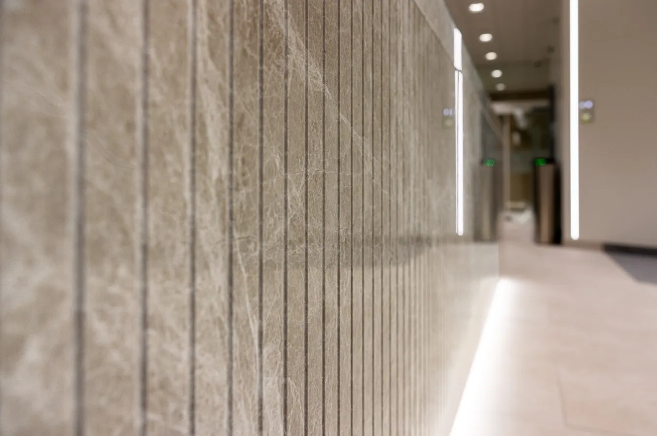 Detail of the grey marble veining on the desk