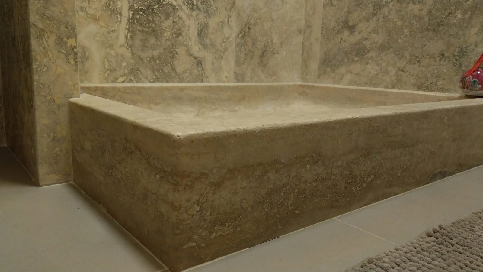 Verkleidete Wanne in Travertino Romano